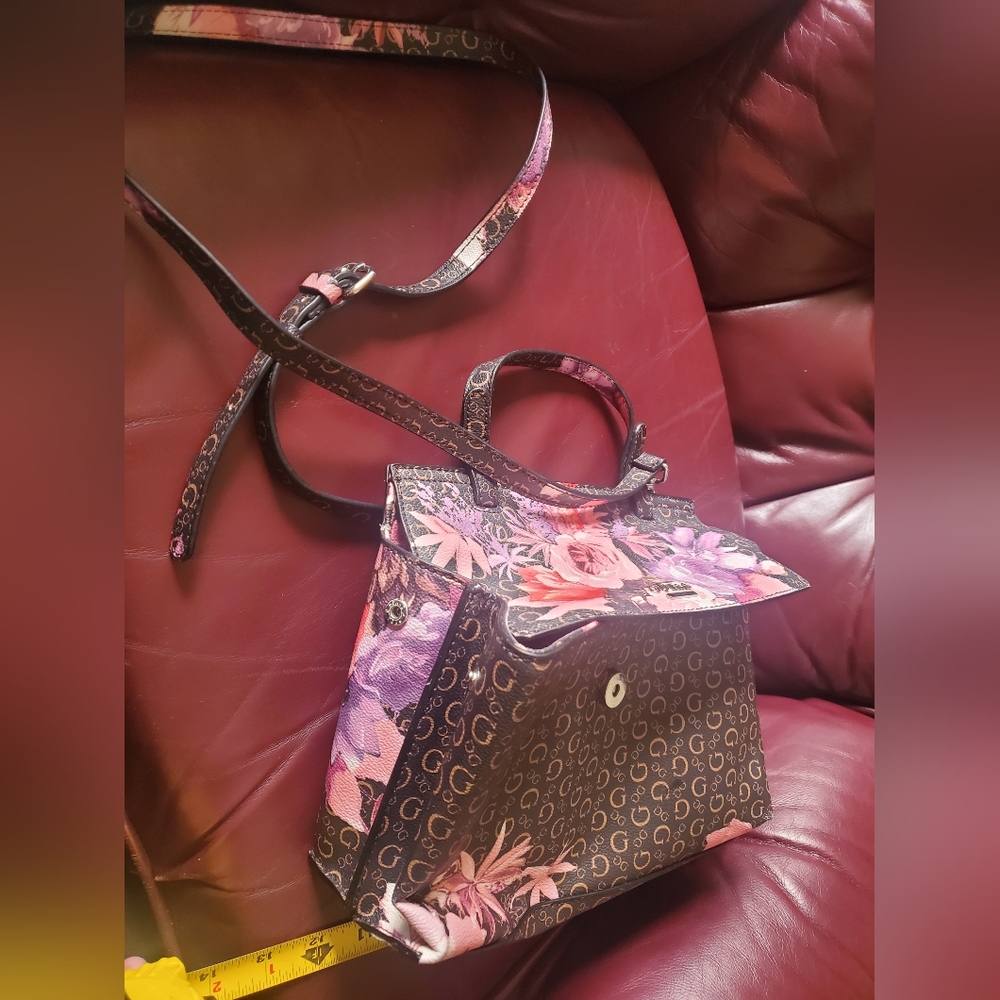 GUESS PURSE - Picture 3 of 5